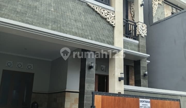 Rumah 2 Lantai 3 Kamar Tidur di Gatot Subroto Timur