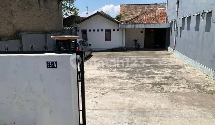 Tanah dan heleran dekat alun-alun Ciparay