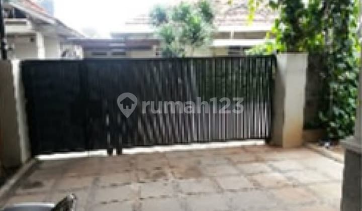 Rumah Strategis Bergaya Tropis Centris di Dekat Jl.raya Pos Pengumben