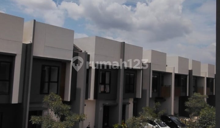 Strategic House in Sumarecon Crown Gading