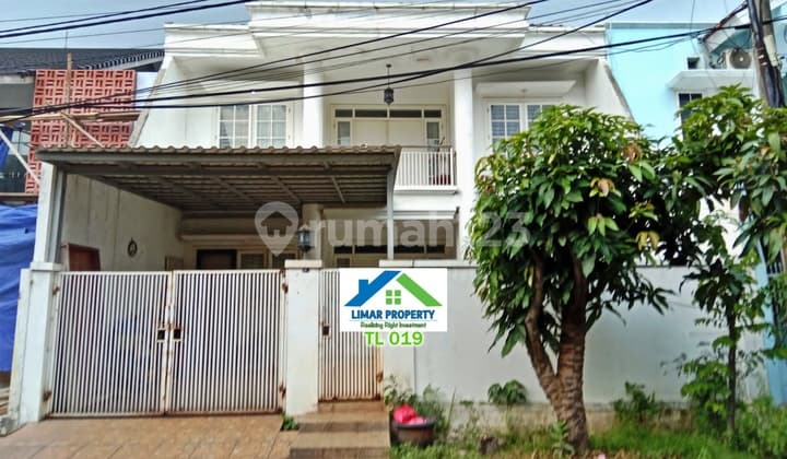 Rumah 2 Lantai Luas Nyaman Terawat di Lokasi Idaman Taman Laguna
