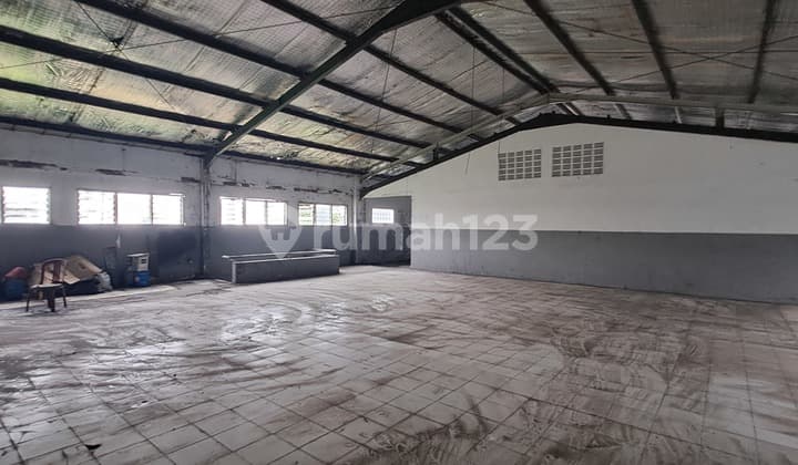For Rent: Ex-Warehouse Building on Kopo Bihbul Main Road. Close to Kopo Toll Road. Suitable for Showroom, Workshop, or Other Businesses.