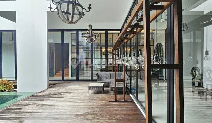 Dijual Tropical Modern Glass House Di Radio Dalam Di Dalam Kompleks Dengan Lokasi Yang Strategis Dan Akses Jalan Besar Rumah SHM Bagus