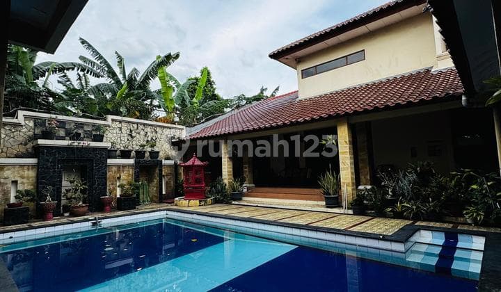 Dijual Rumah Dengan Swimming Pool Dan Halaman Yang Luas Dan Pinggir Jalan Raya Di Cinere