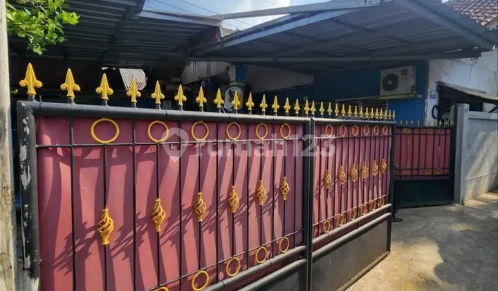 For Sale: Ready-to-Occupy House with 3 Buildings in One Area in Cipayung
