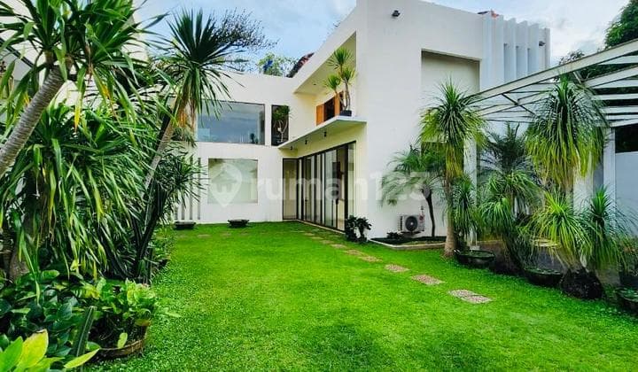 Modern Tropical House 2 Floors In Puri Cinere With A Spacious Yard