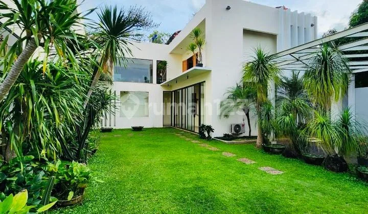 Rumah Modern Tropical House 2 Lantai di Puri Cinere dengan Halaman Luas di Lingkungan yang Exclusive dan Private
