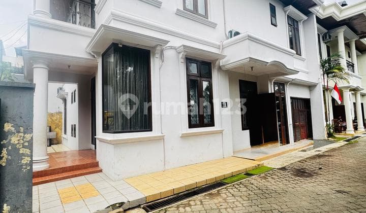 Dijual Rumah Hook Design Classic 2 Lantai di Pondok Labu Jakarta Selatan. Cocok untuk Rumah Tinggal, Kost Maupun Kantor