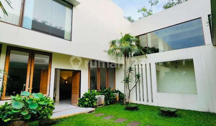 Rumah Modern Tropical House 2 Lantai di Puri Cinere dengan Halaman Luas di Lingkungan yang Exclusive dan Private