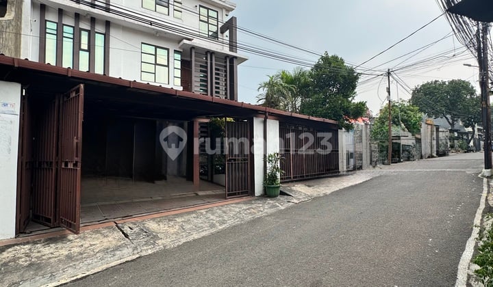 Dijual Rumah Siap Huni Cipete Minimalis Modern 3 Lantai Cocok untuk Dijadikan Rumah Kost Eksklusif, Kantor Maupun Rumah Tinggal. SHM Bagus Rumah