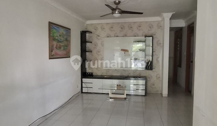 Disewakan Rumah 2 Lantai Rapi Siap Huni di Taman Palem Lestari