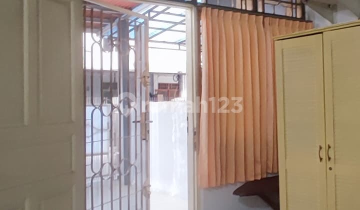 Cheap sale, 75M² land, 2-story house in Taman Palem Lestari.