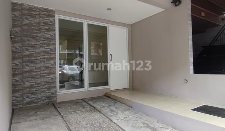 Dijual Rumah Siap Huni di Palm Blossom Jakarta Barat