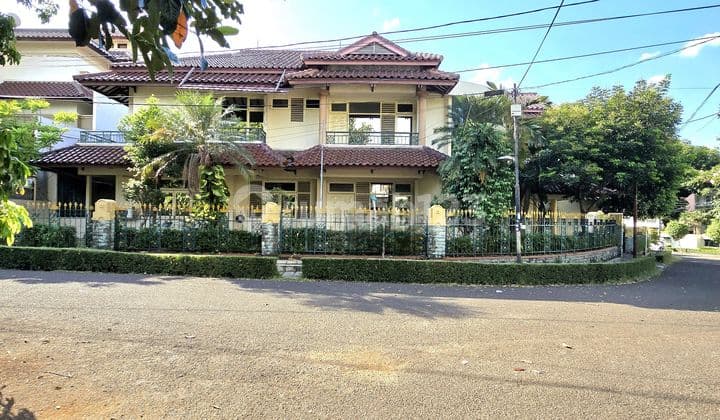 Hoek House Front Garden Land Count Below NJOP Bintaro South Jakarta