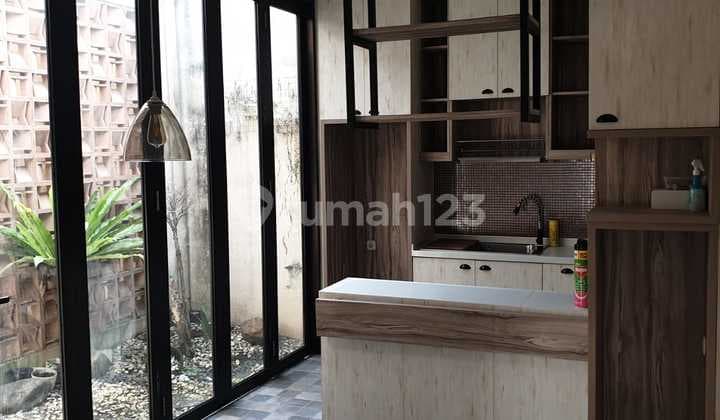 DIJUAL RUMAH 2 LANTAI SEMI FURNISHED LOKASI STRATEGIS!