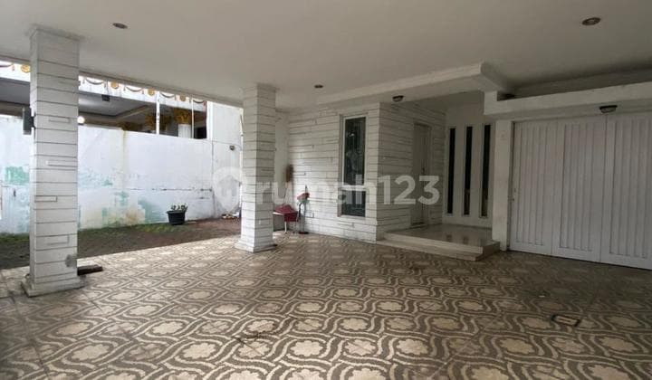 DISEWAKAN RUMAH LUAS SEMI FURNISHED DIJALAN UTAMA KOTAWISATA!