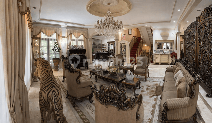 Dijual Cepat! Rumah Mewah Semi Furnished dan Courtyard Luas di Tebet Jakarta Selatan