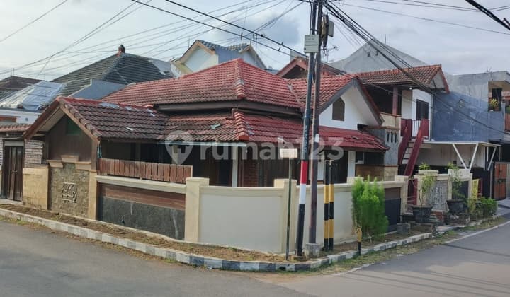 For Sale Semi-Furnished Aesthetic House, Hook Position in Sulfat, Malang City.