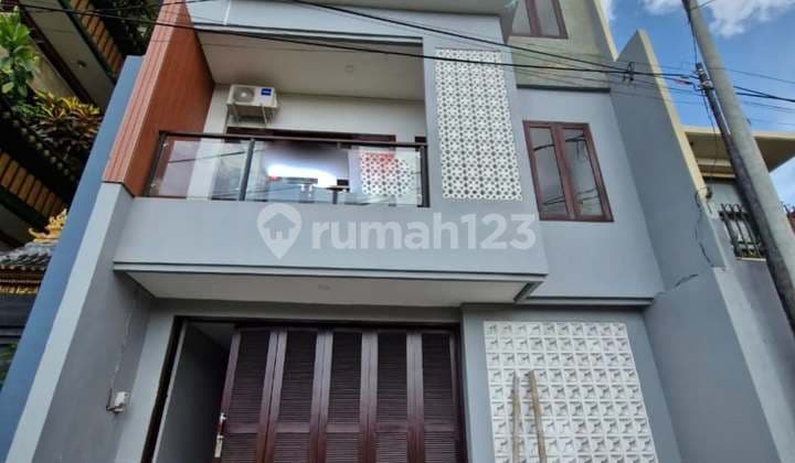 4-Storey Spacious House in Pedungan, South Denpasar - 3+1 Bedrooms, 4-Car Garage & Strategic Location | Prpd396