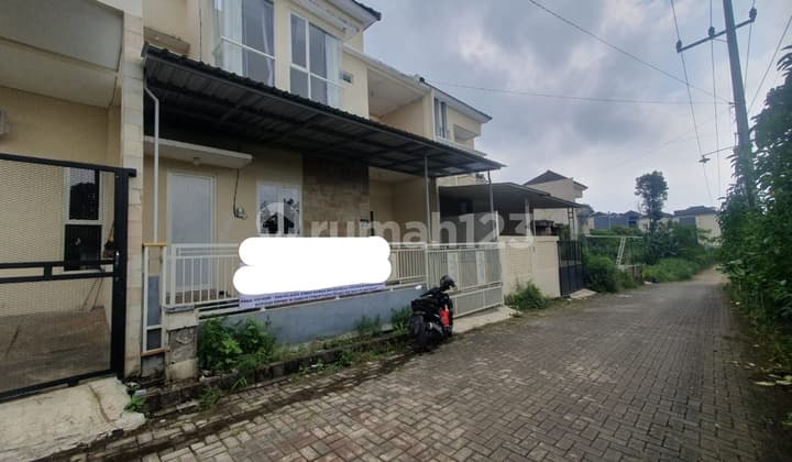 Dijual Via Lelang Rumah 2Lt di Perum Cordoba Batu Malang