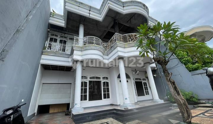 For Sale Spacious House in Pemogan, South Denpasar - Strategic Location Near Mall and Hospital