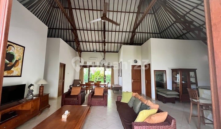 Turun Harga Villa Gaya Classic di Jalan Raya Pantai Berawa , Canggu - Lokasi Strategis dan Nyaman