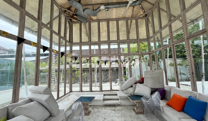 Bangunan Eks Cafe' di Jalan Raya Sunset Road , Bali - Lokasi Strategis dan Siap Operasional