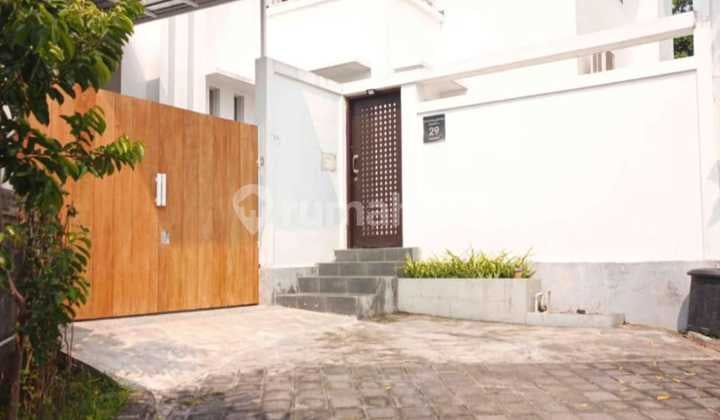 Dijual Cepat! Rumah Semi Villa 2 Lantai Di Mumbul, Dekat Tol & Fully Furnished