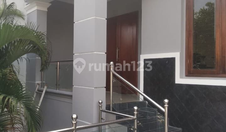 Rumah 2 Lantai di Cempaka Putih Tengah