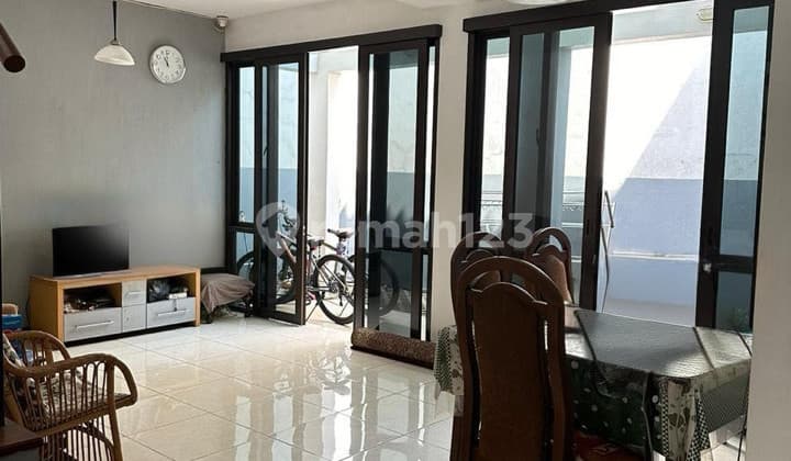 Rumah 2,5 lantai, di Kebayoran Baru, Jakarta Selatan.