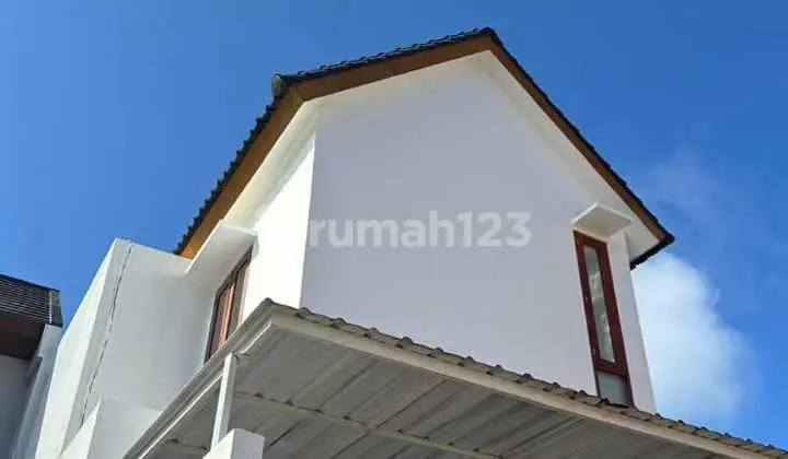 Semi-Villa House 2nd Floor Plus Pool, Carport, and Garden with 3 Bedrooms, 3 Bathrooms, Land Area 100 sqm in Kutuh Area