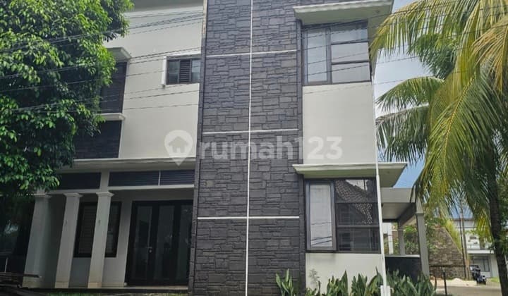 Rumah Mewah di Kawasan Elite