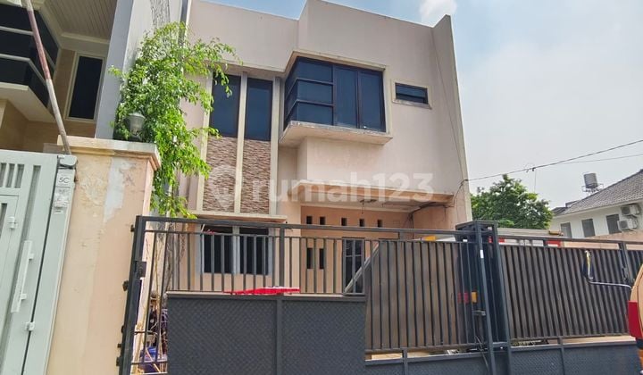 Rumah Minimalis 2 Lt dengan Harga Miring Cocok untuk Hunian dan Usaha di Perkavlingan Hankam Joglo, Jakarta Barat