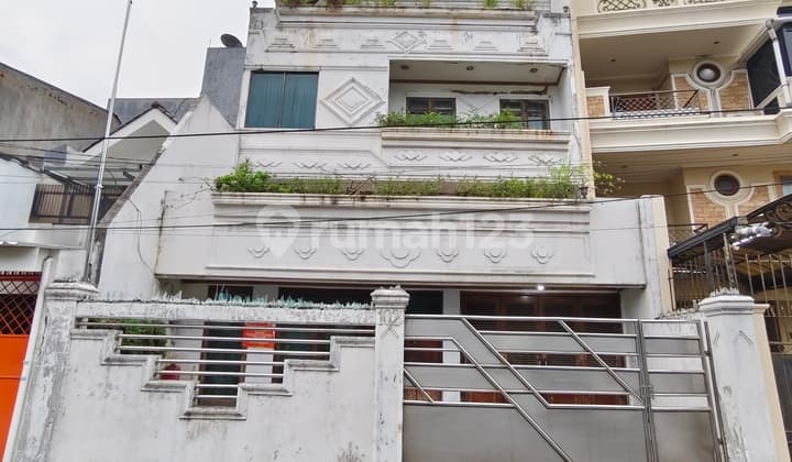 Rare Listing! Rumah Besar 4Lantai di Kawasan Bisnis Tamansari Jakarta Barat