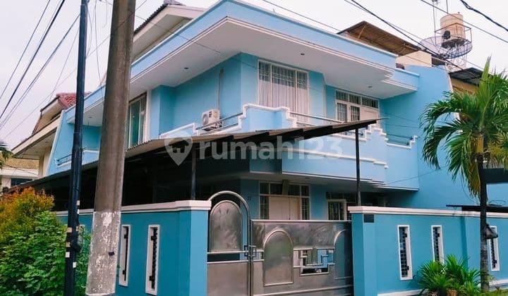 Rumah Ideal 2 Lantai Hoek di Bawah Harga Pasar Cocok untuk Keluarga di Green Garden, Jakarta Barat