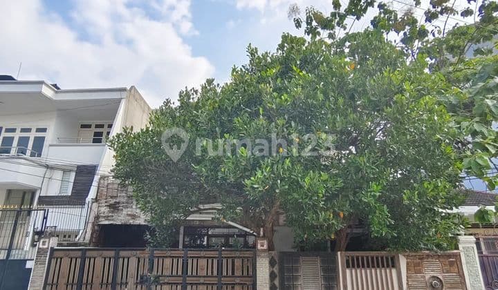 Rumah Tua Hitung Tanah Murah di Kawasan Elit Green Ville, Jakarta Barat