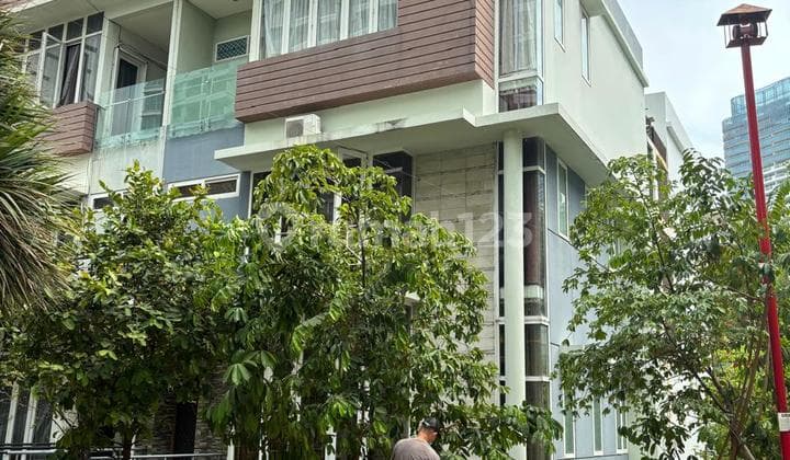 Dijual rumah hoek 4 lantai furnished di springhill Golf Residence kemayoran