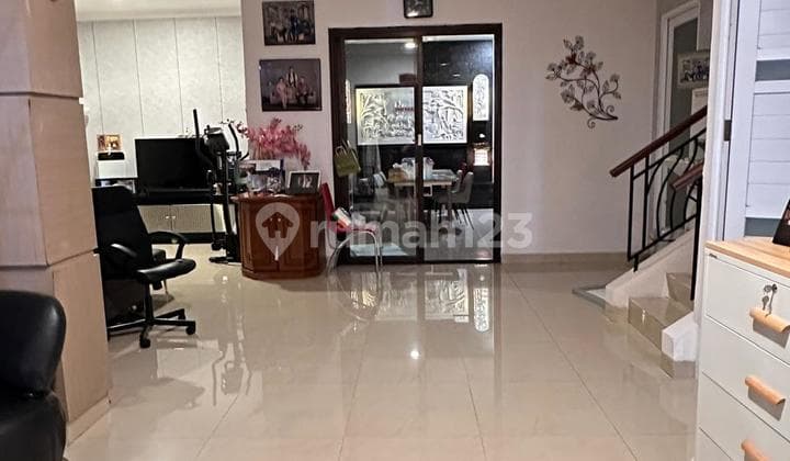 Rumah Semi Furnished 2 Lantai dengan Gudang bisa Nego di BSD
