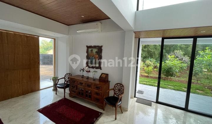 Rumah Hook Besar SHM dengan Attic Room Siap Huni di Pesanggrahan