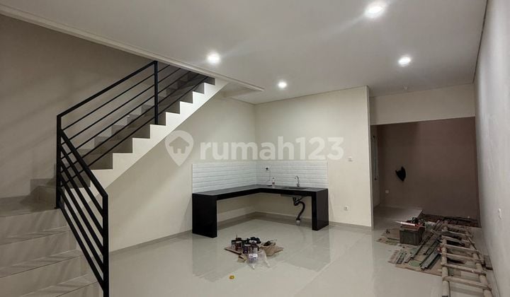 Rumah 2 Lantai SHM Hadap Selatan Dekat Pintu Tol Jorr di Meruya