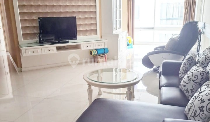 Apartemen Taman Anggrek Full Furnished, Strategis dan Interior Mewah di Grogol