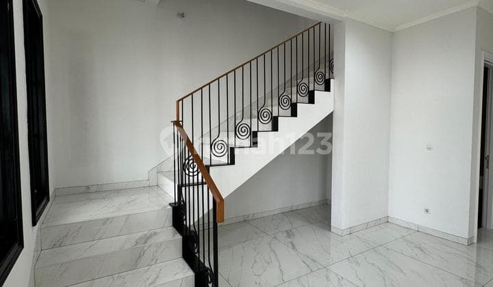 For Quick Sale! Excellent, Spacious, and Comfortable House in Sutera Winona, Alam Sutera