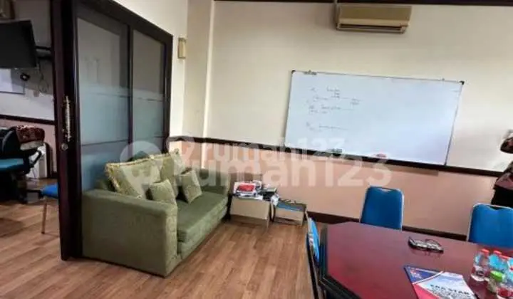 Ruko Strategis Siap Huni di Menteng Dalam, Jakarta Selatan - Lingkungan Tenang