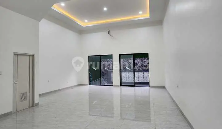 Nego Rumah Mewah dengan Kolam Renang dan Siap Huni di Taman Surya Kalideres