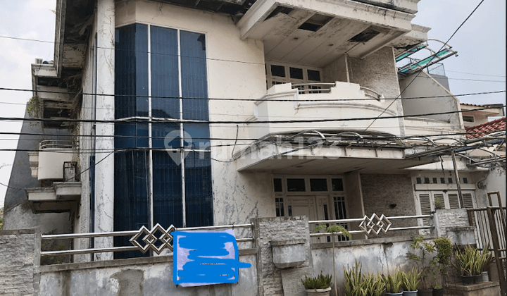 FOR SALE invest HOKI-Rumah tua Hoek Depan Taman besar