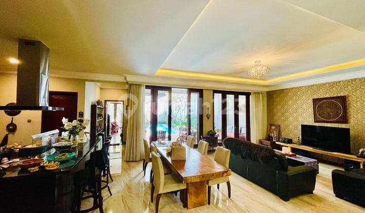 Rumah Mewah 2 Lantai Nyaman Sejuk Furnish SHM di Gegerkalong