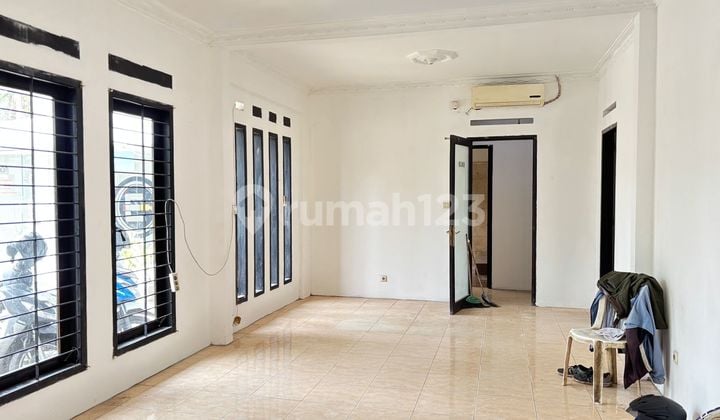 Strategic Comfortable Ready-to-Occupy Business House on Banteng Main Road.