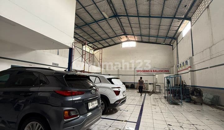 Disewakan Showroom dan Bengkel Siap Pakai Jalan Soekarno Hatta