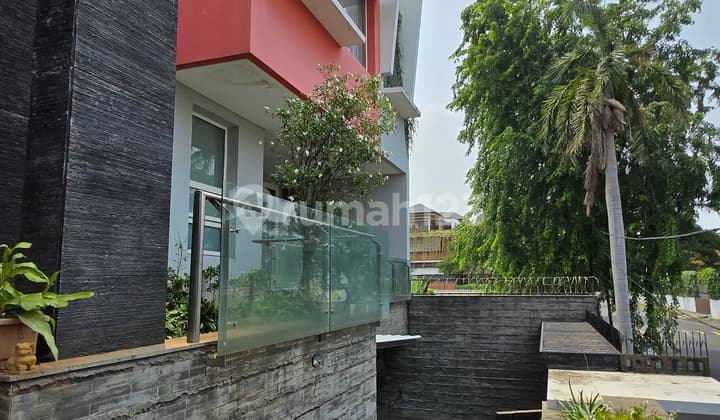 Rumah 3 Lantai di Jalan Boulevard Duta Garden,Row Jalan bisa 4 Mobil