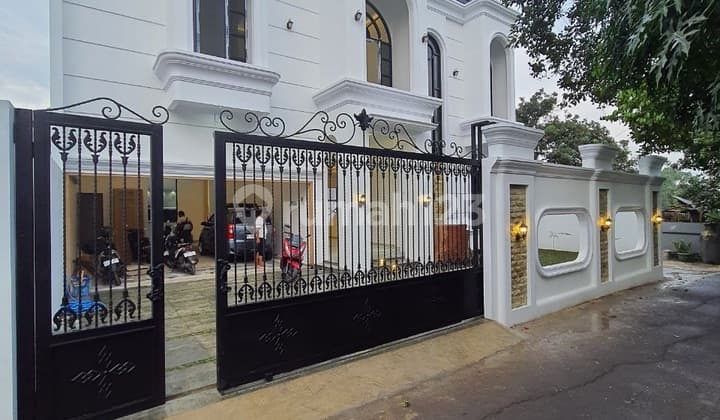 Rumah American Classic Dengan Kolam Renang Di Andara